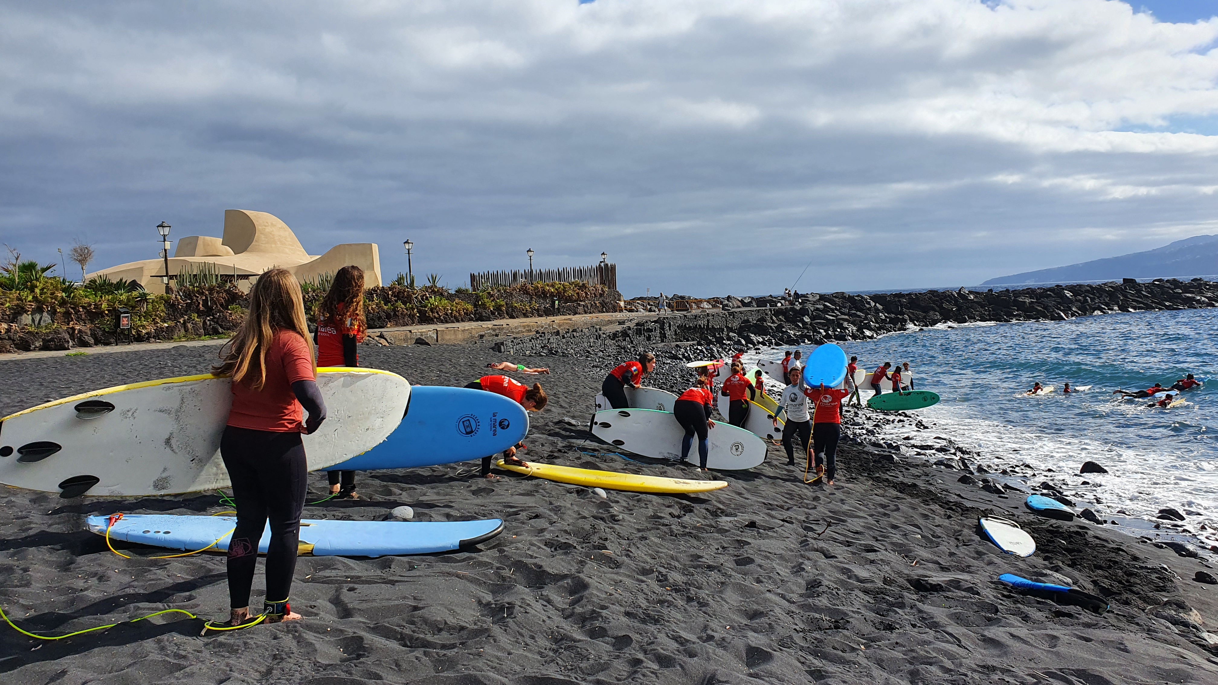 Preparación antes de entrar el agua durante la clase de surf en invierno
