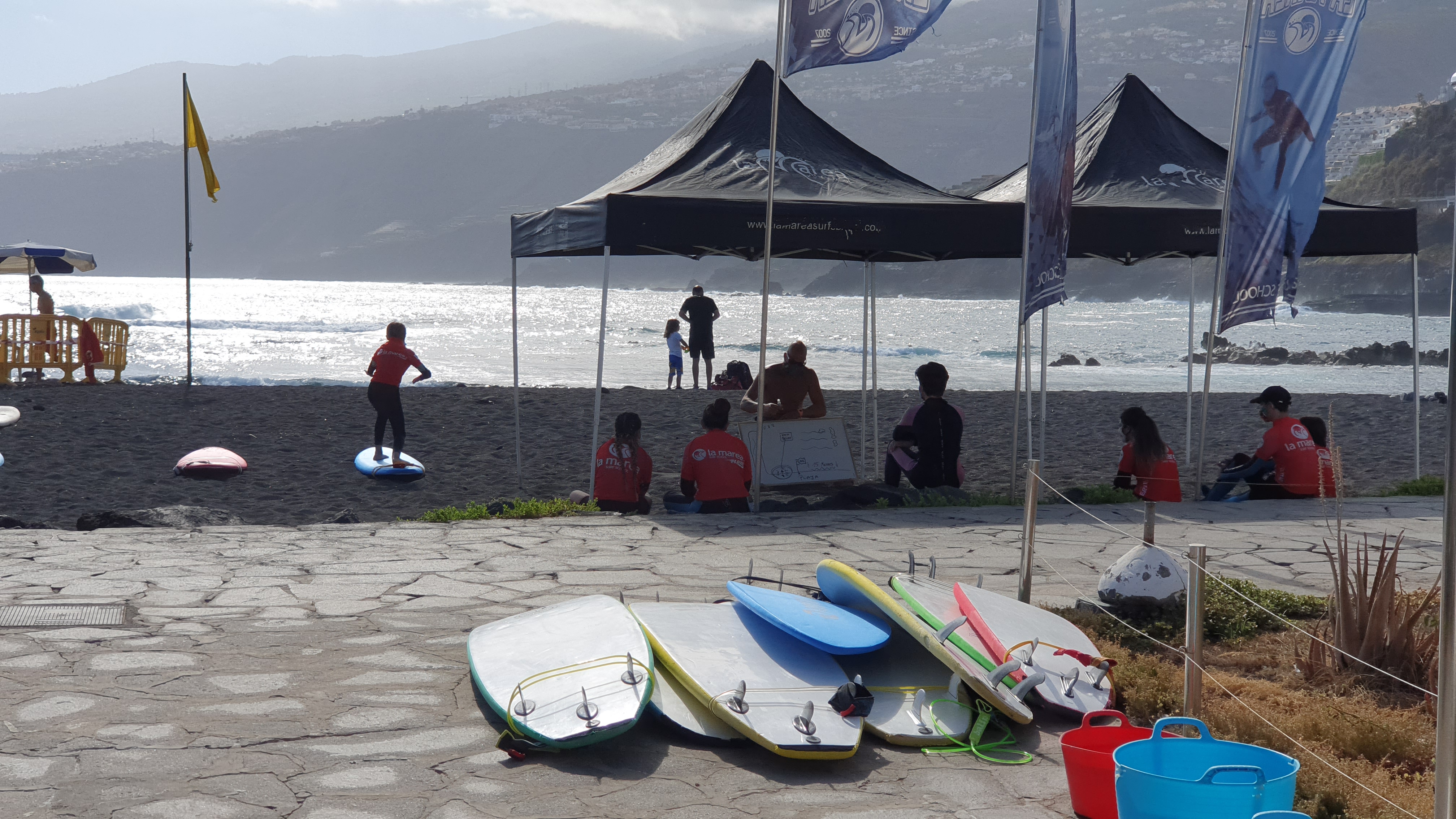 Preparación antes de entrar el agua durante la clase de surf en invierno