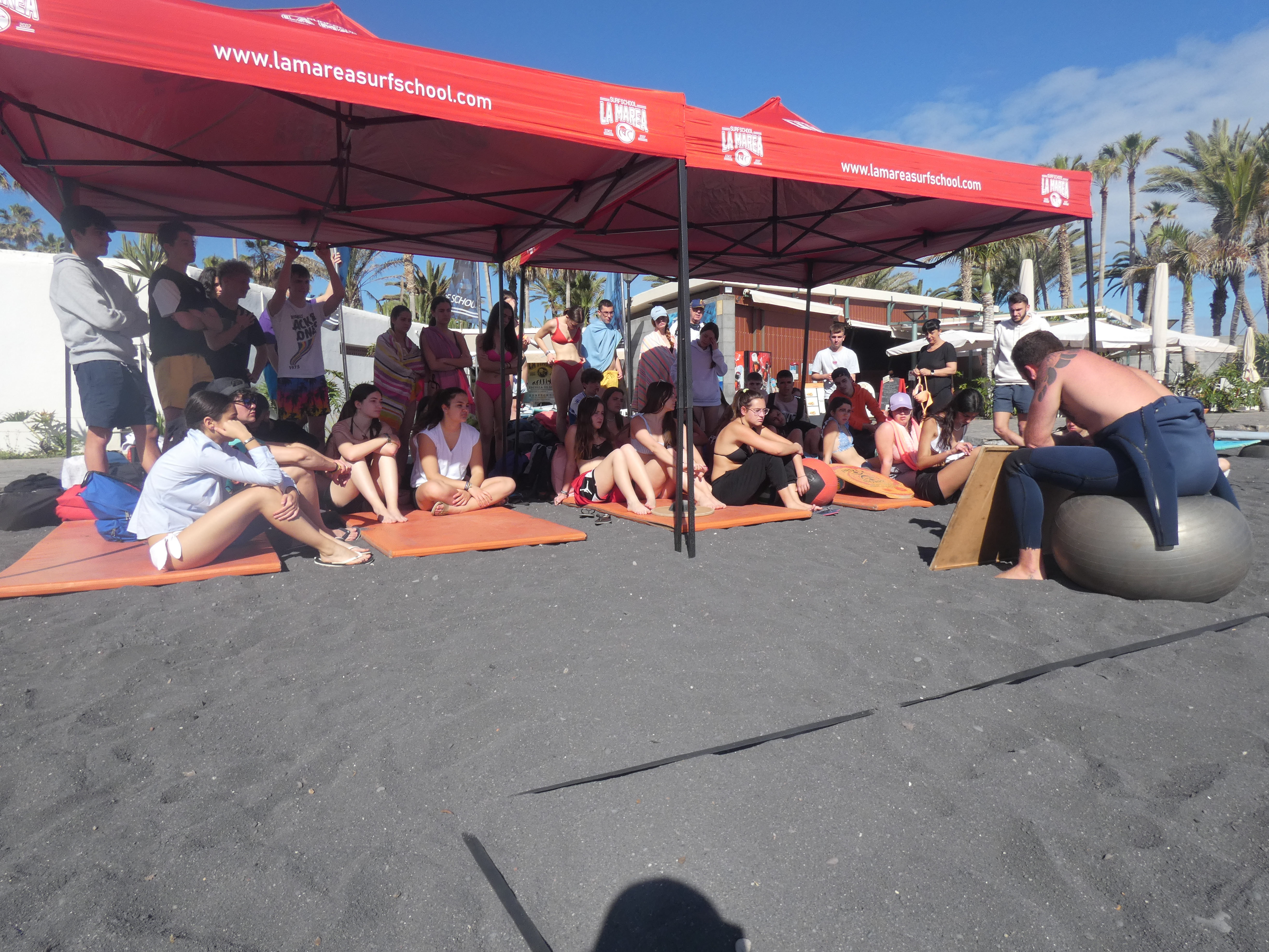 Alumnos en las clases de surf