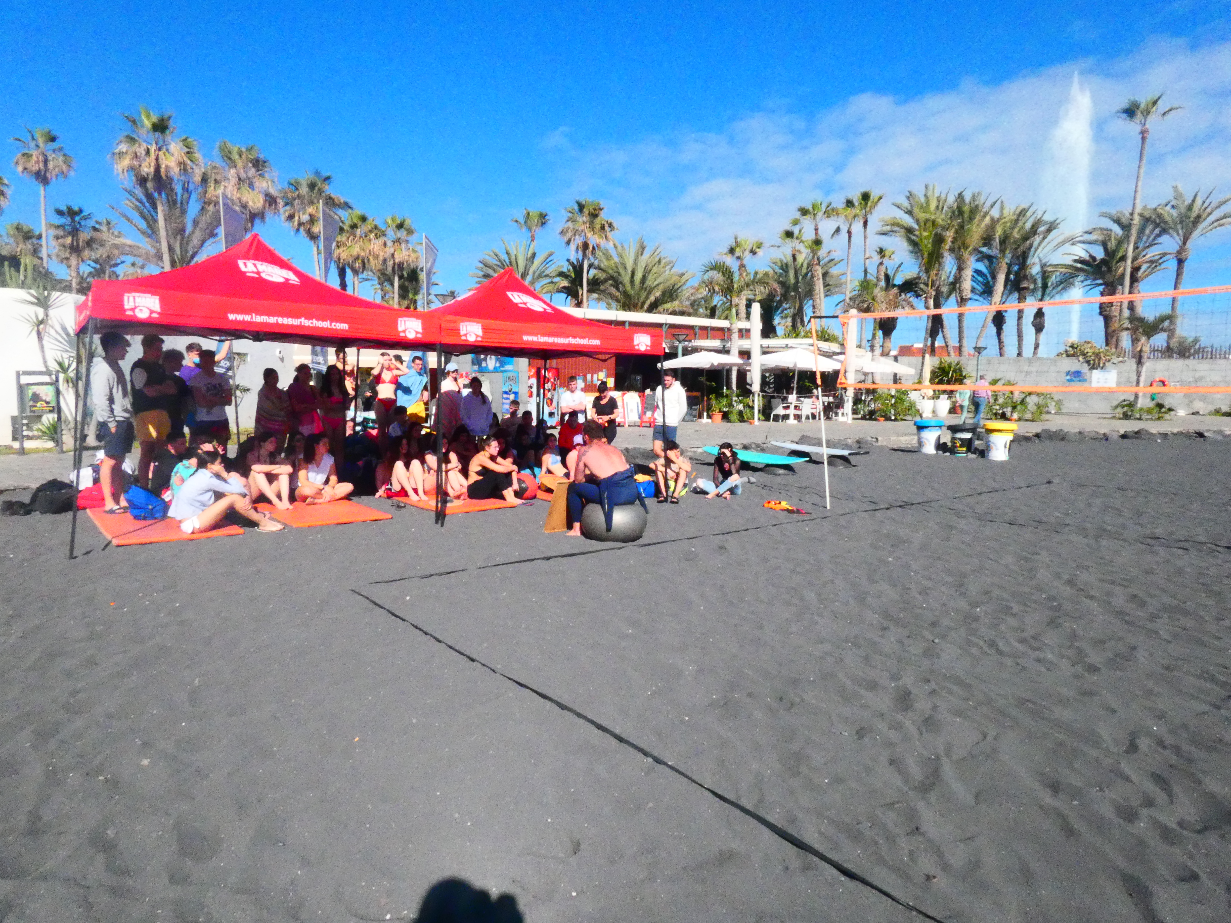 Alumnos en el inicio de las clases de surf
